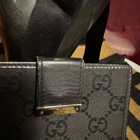Gucci bifold wallet. Beautiful black with signature G. Excellent condition - Picture 2 of 4